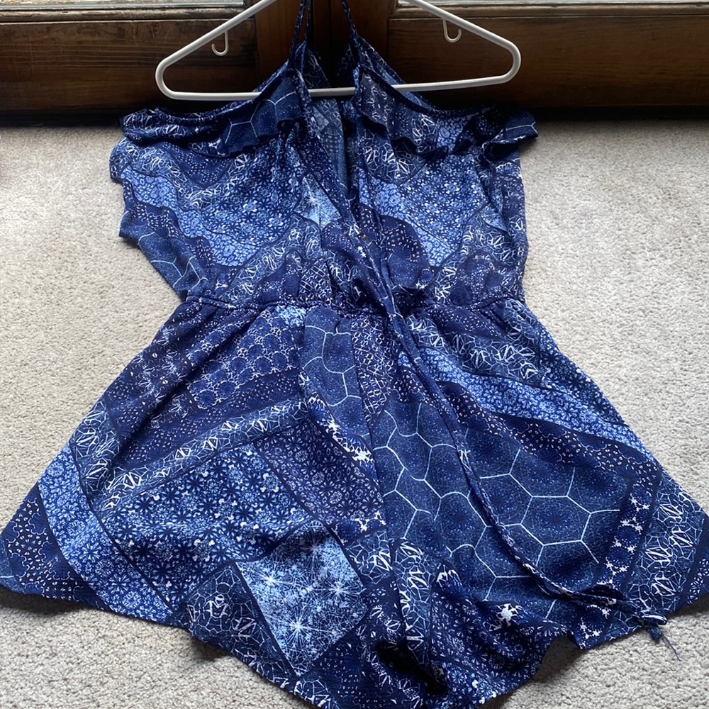 Floral patterned romper w/ shoulder cut outs